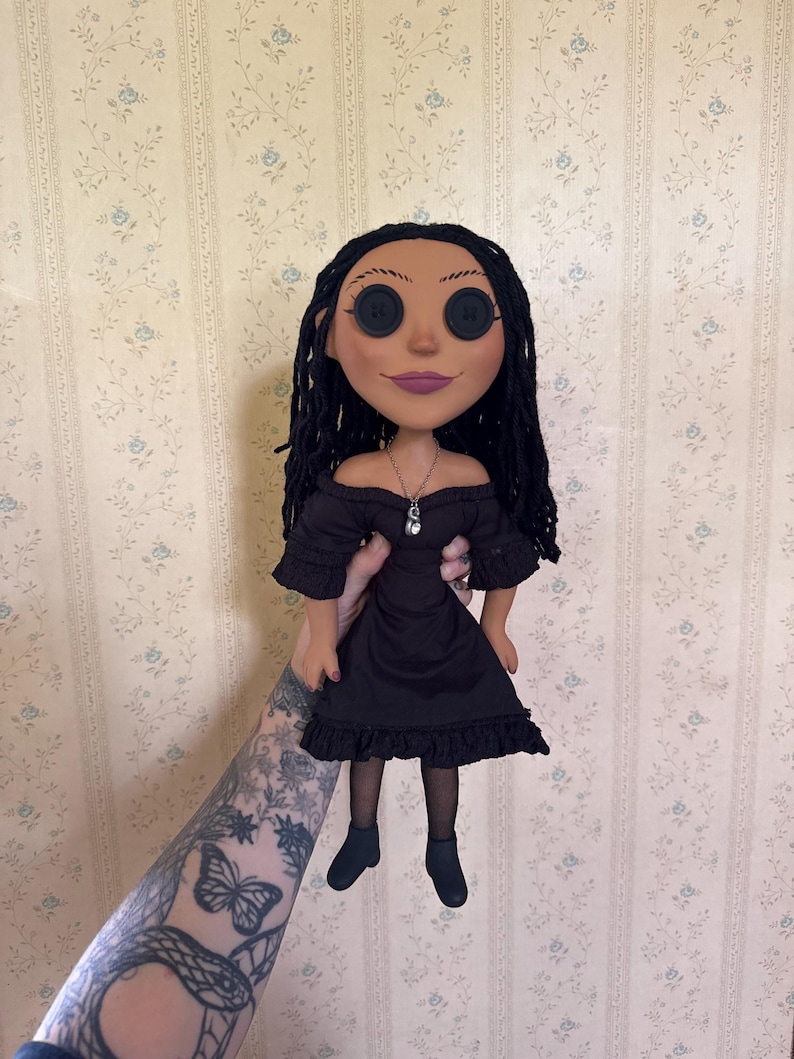 Poupée Coraline personnalisée, Poupée faite main yeux ronds, Halloween, Saison fantasmagorique image 5