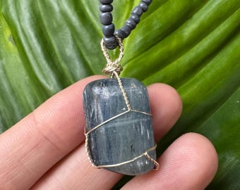 Collier en cyanite, pierre de cyanite roulée enroulée sur du fil, bijoux bohèmes en perles de cristal