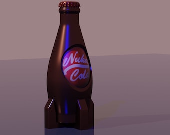 Puede incluir: Una botella de vidrio marrón con una etiqueta roja y blanca que dice "Nuka Cola". La botella tiene forma de cohete y tiene una tapa roja.