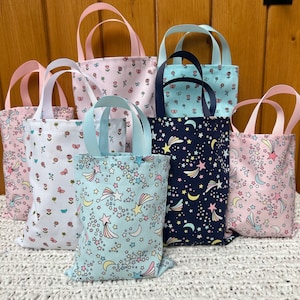 Sac cadeau de luxe 100 % coton fait main pour toutes les occasions. De fabuleux sacs souvenirs. Choix de tailles et de couleurs. Fabriqué au Royaume-Uni.