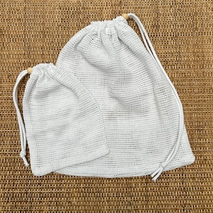 Sac en filet 100 % coton pour protéger les articles délicats ou de petite taille. Idéal pour stocker du pain, des légumes, des fruits. Durable. Fait main au Royaume-Uni.