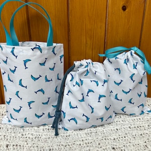 Tanzende Delfin Geschenktüten. Fabelhafte Erinnerungsbeutel. Auswahl an Größen.Umweltfreundliche, waschbare Baumwolltaschen. Hergestellt in England.