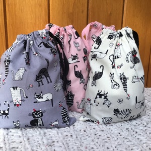 Handgemachte Partytüten/Geschenktüten mit dem Motiv „Cool Cats“. Fabelhafte Kordelzugsäckchen. Auswahl der Größen. Umweltfreundliche, waschbare Baumwolltasche. Hergestellt in England.