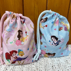 Handgemachte Disney Prinzessinnen Party/Geschenktüten. Fabelhafte Erinnerungstasche. Wahl der Größe und Farbe Waschbar, wiederverwendbare Baumwolltasche. Hergestellt in England.