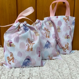 Handgemaakte Winnie de Pooh feest-/cadeauzakjes. Fantastische aandenkenzakjes. Keuze uit maat en stijl. Wasbare, herbruikbare katoenen tas. Gemaakt in het VK.