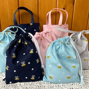 Fleißige Bienen Luxus Geschenktasche aus 100% Baumwolle für alle Gelegenheiten. Fabelhafte Erinnerungstasche. Auswahl an Farbe, Stil und Größe. UK handgefertigt.