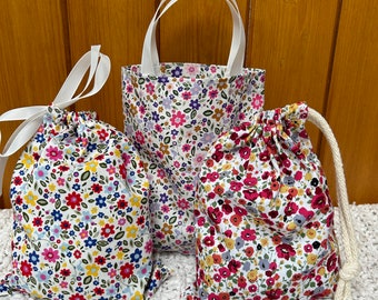 Handgemachte kleine Blumenbaumwollgeschenk-Taschen: Erinnerungsparty-Taschen. Hergestellt in Großbritannien