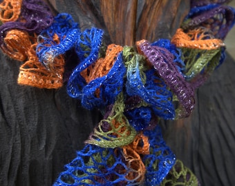 Écharpe à volants : accent crocheté coloré