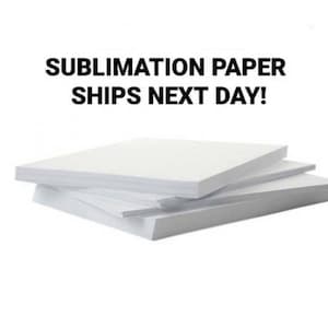 K&ouml;nnte beinhalten: Ein Stapel wei&szlig;es Sublimationspapier. Der Text "Sublimation Paper Ships Next Day!" ist &uuml;ber dem Papier gedruckt.