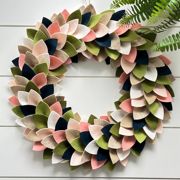 Corona de fieltro con hojas estilo granja: decoración en colores neutros, regalo para mamá.