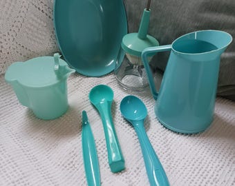 Zestaw artykułów gospodarstwa domowego MCM w kolorze błękitnym, łącznie 7 artykułów