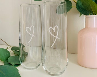 Etched Heart Champagne Flutes, Valentine's Day Champagne Glass, Valentine's Day Gift, Wedding Gift, Engagement Gift, Etched Champagne Flutes