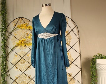 1970s vintage royal blue wrap robe with white lace detailing under bust small