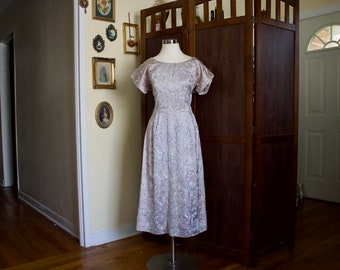 1950s silber pastell vintage wiggle dress kleid bestickt u-boot ausschnitt kurze ärmel größe medium taille größe 30 büste 42
