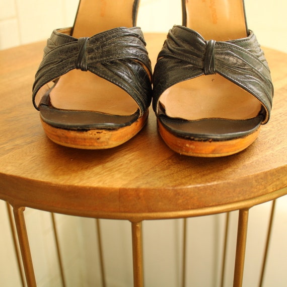 70s 80s size 9 narrow black leather wrap wooden a… - image 7