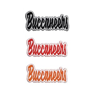 Könnte beinhalten: Drei gestickte Aufnäher mit dem Wort "Buccaneers" in Schreibschrift. Der obere Aufnäher ist schwarz und weiß, der mittlere ist rot und weiß und der untere ist orange und weiß. Die Aufnäher befinden sich auf weißem Hintergrund.