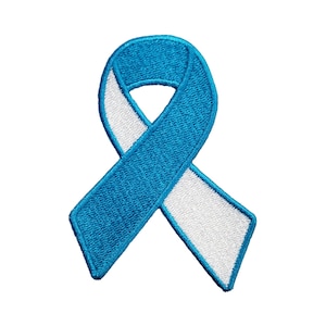 Op de afbeelding: Een blauw en wit lint, een symbool van bewustzijn en steun.