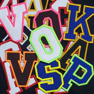 Parche termoadhesivo bordado de 5" con letras de la A a la Z, para universidad, con iniciales y números. Muchos colores a elegir.