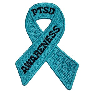 Könnte beinhalten: Türkisblaues Band mit den Worten "PTSD Awareness" in schwarzer Stickerei.