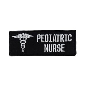 Könnte beinhalten: Schwarz-weiß gestickter Aufnäher mit einem medizinischen Caduceus-Symbol und dem Text "PEDIATRIC NURSE".