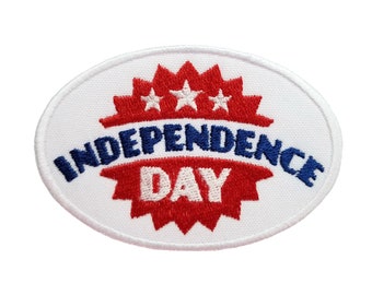以下が含まれることがあります： 白地に赤、白、青の星と「Independence Day」の文字が刺繍された楕円形のワッペンです。