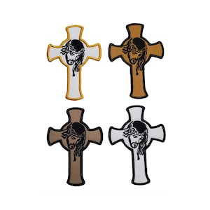 Op de afbeelding: Vier strijkbare patches met een zwart silhouet van Jezus op een kruis. De kruisen zijn in vier verschillende kleuren: wit met gouden rand, goud, bruin en wit met bruine rand.