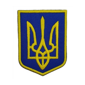 Puede incluir: Parche bordado azul y amarillo con el escudo de armas de Ucrania. El parche en forma de escudo tiene un fondo azul con un emblema de tridente amarillo. El borde es amarillo.