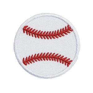 Könnte beinhalten: Weißer gestickter Baseball-Patch mit roten Nähten.