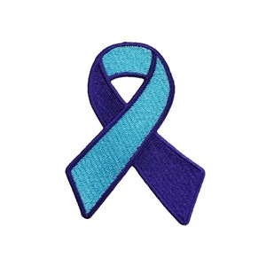 Könnte beinhalten: Ein blaues und violettes Band, ein Symbol für Bewusstsein und Unterstützung für verschiedene Anliegen.