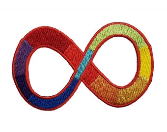 Puede incluir: Un parche bordado con el símbolo del infinito con un esquema de colores arcoíris. El parche está hecho de hilo rojo, naranja, amarillo, verde, azul, añil y violeta.