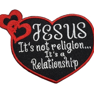 Peut inclure: Patch en forme de cœur noir avec des coutures rouges. Le patch présente une broderie blanche qui dit "JESUS Ce n'est pas une religion... C'est une relation".