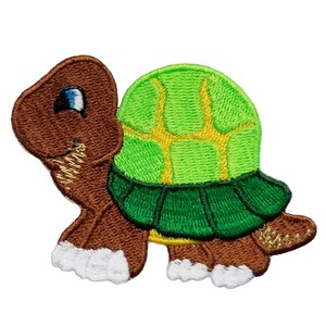 Op de afbeelding: Een geborduurde patch van een cartoon schildpad met een groene schild en witte voeten.