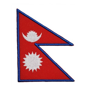 Puede incluir: Parche bordado con la bandera de Nepal. La bandera tiene una forma única, con fondo rojo, borde azul y símbolos blancos de luna y sol. Ideal para ropa o accesorios.