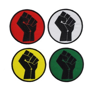 Pode incluir: Quatro patches bordados para passar a ferro com um design de punho levantado. Os patches são de cor vermelha, branca, amarela e verde.
