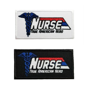Könnte beinhalten: Zwei gestickte Patches, einer weiß und einer schwarz, mit einem rot-weiß-blauen amerikanischen Flaggenmuster. Die Patches zeigen ein stilisiertes Caduceus-Medizinsymbol und den Text "NURSE TRUE AMERICAN HERO".