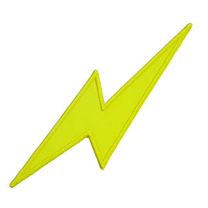 Puede incluir: Un parche en forma de rayo amarillo brillante. El parche está hecho de fieltro y tiene un contorno cosido.