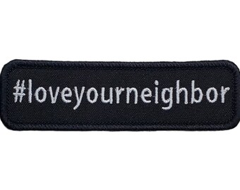 Applique brodée avec hashtag Love Your Neighbour, écusson à coudre ou auto-agrippant 4,35 x 1,3 po