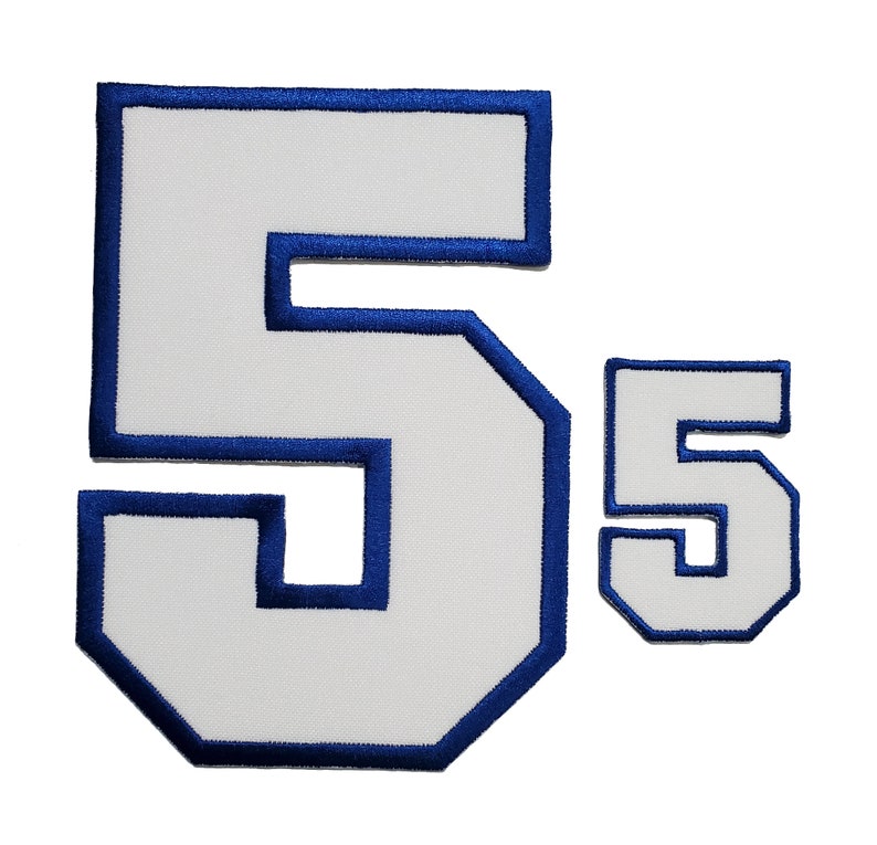 K&ouml;nnte beinhalten: Zwei wei&szlig;e Filzpatches mit der Zahl "5" in einer blauen Umrandung. Der gr&ouml;&szlig;ere Patch ist etwa 10 cm hoch und der kleinere Patch ist etwa 5 cm hoch.