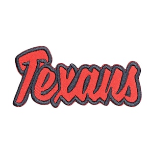 Puede incluir: Parche bordado rojo y negro con la palabra "Texans" en una fuente estilizada.