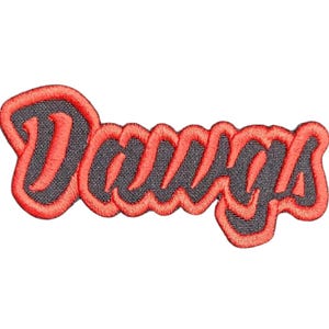 Può includere: Toppa ricamata con la parola "Dawgs" in un carattere corsivo. Le lettere sono grigio scuro con un contorno rosso, creando un effetto 3D. Questa toppa è probabilmente per abbigliamento o accessori.