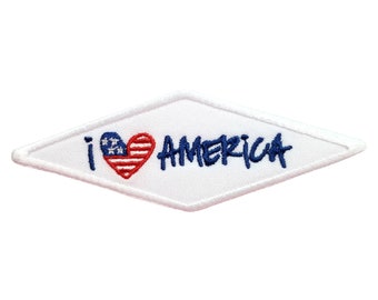 以下が含まれることがあります： 赤、白、青の刺繍されたハートと「I love America」という青い文字が書かれた白いひし形のワッペンです。