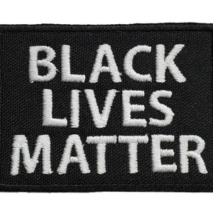 Op de afbeelding: Black Lives Matter geborduurd patch op een zwarte achtergrond.