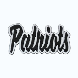 Könnte beinhalten: Ein schwarz-weiß gestickter Aufnäher mit dem Wort "Patriots" in Schreibschrift. Das Wort ist weiß umrandet und schwarz ausgefüllt. Der Aufnäher hat einen weißen Rand.
