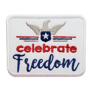 以下が含まれることがあります： 赤、白、青の鷲のデザインと「celebrate freedom」というテキストが刺繍された白いパッチです。