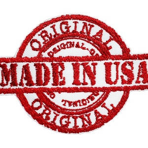 Puede incluir: Parche bordado rojo con el texto "ORIGINAL" en un círculo alrededor del texto "MADE IN USA".
