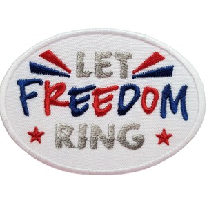 Könnte beinhalten: Weißer, ovaler gestickter Aufnäher mit der Aufschrift "Let Freedom Ring" in Rot, Weiß und Blau.