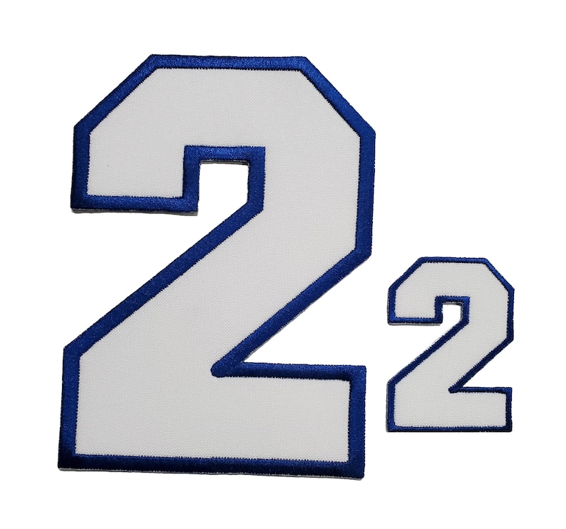 K&ouml;nnte beinhalten: Zwei wei&szlig;e Filzpatches mit blauer Umrandung in Form der Zahl 2. Der gr&ouml;&szlig;ere Patch ist etwa doppelt so gro&szlig; wie der kleinere.