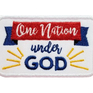 以下が含まれることがあります： 白地に刺繍されたパッチで、赤いバナーには白い文字で「One Nation under God」と書かれています。バナーは青い縁取りで囲まれ、テキストは黄色の光線で囲まれています。