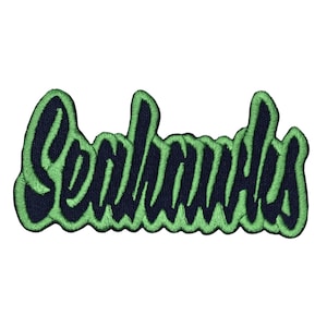Puede incluir: Parche bordado con la palabra "Seahawks" en escritura cursiva. El texto es azul oscuro con un contorno verde brillante. Ideal para ropa o accesorios.