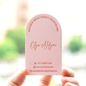 Cartes de visite personnalisées en papier rose découpées dans un dôme, conception et impression de cartes de visite, dorure à chaud / typographie, etc.